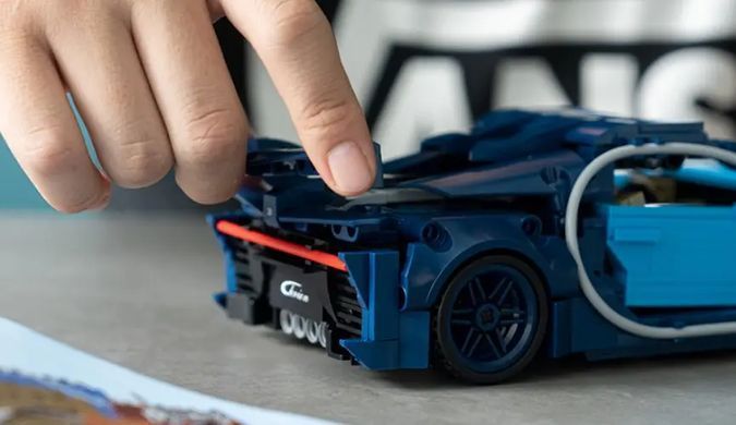 Конструктор для мальчика Спортивный автомобиль Bugatti Chiron, инерционный суперкар, 690 деталей, SY 8252
